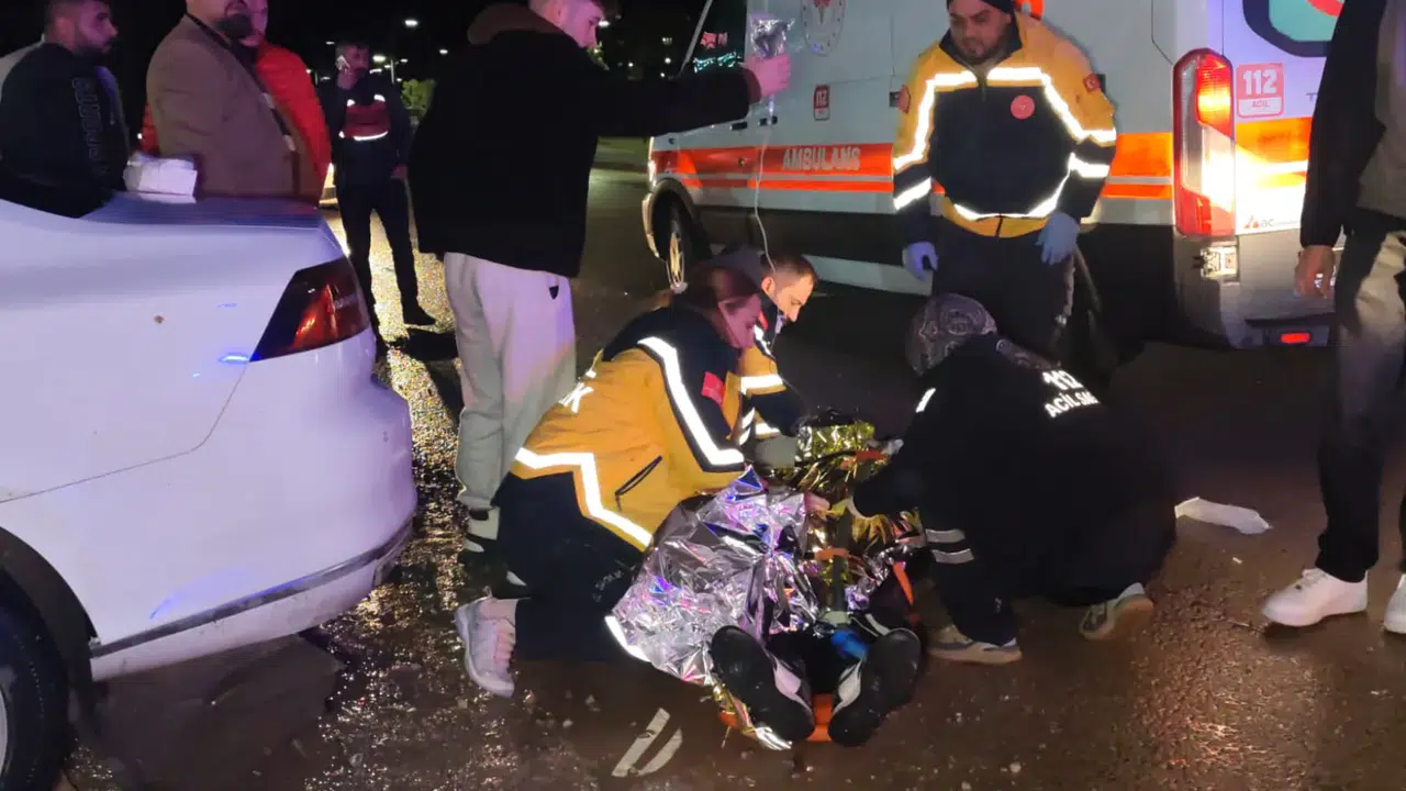 Kamyonet ile motosiklet çarpıştı: 2 yaralı