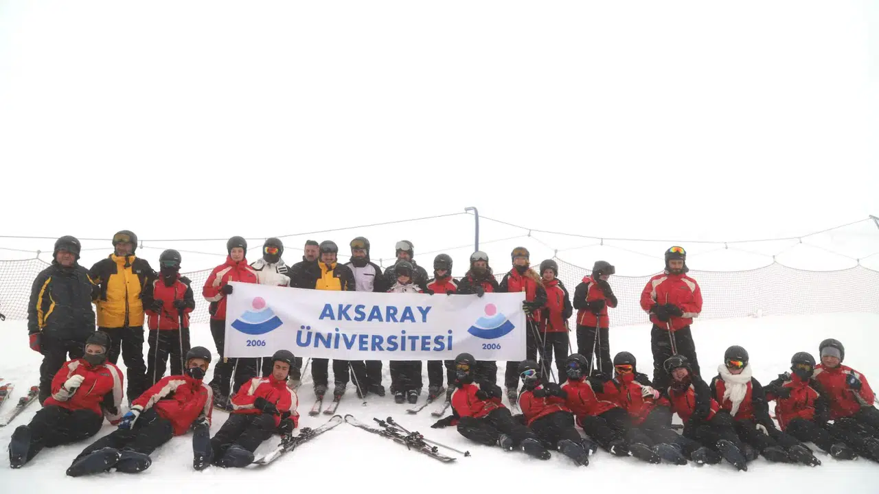ASÜ’nün 20. kuruluş yılında 20  öğrenci Erciyes’te kayak keyfi yaşadı