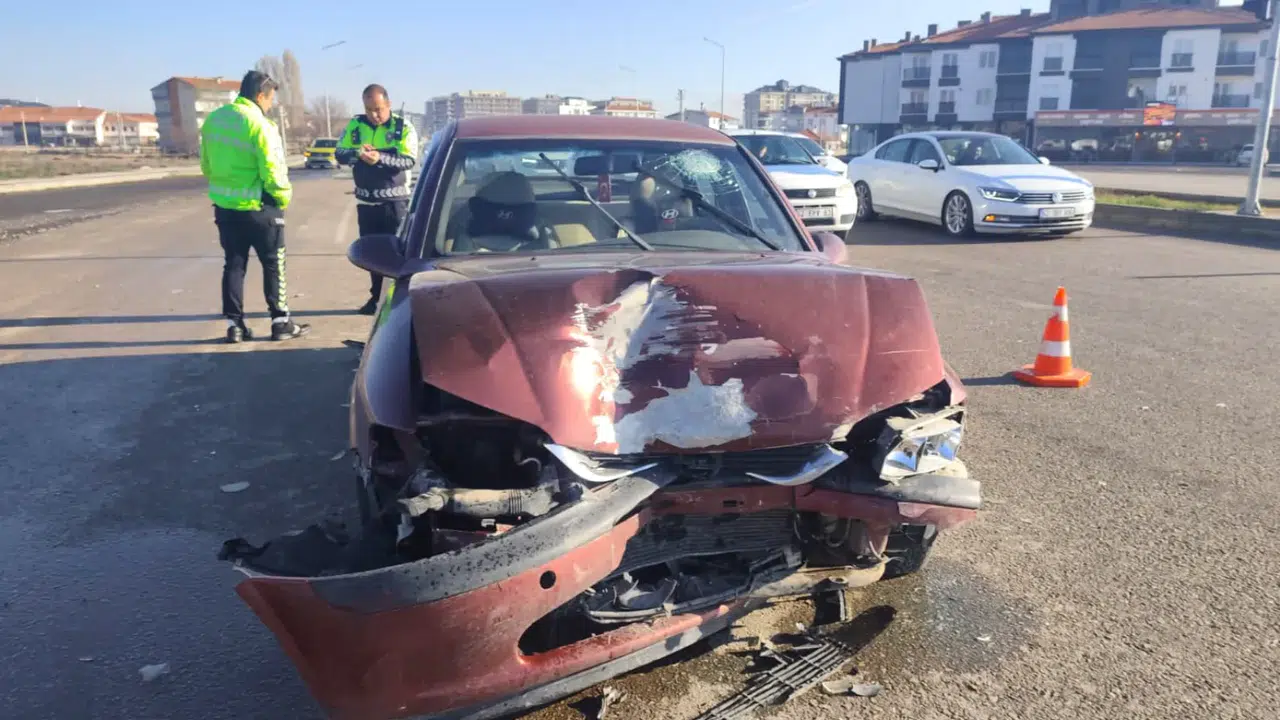 Otomobil ile hafif ticari araç çarpıştı: 1 yaralı