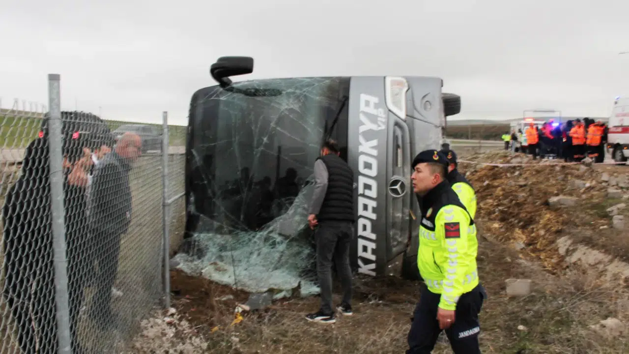 Aksaray’da tur otobüsünün şarampole devrildiği kazada 20 kişi yaralandı