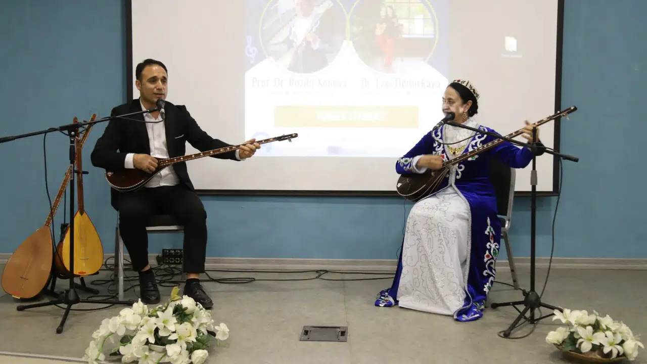 ASÜ’de dutar ve bağlama dinletisi büyük beğeni topladı