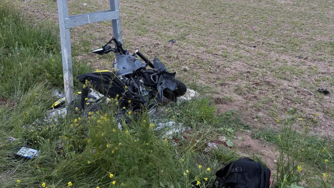 Elektrik Direğine Çarpan Motosiklet Sürücüsü Hayatını Kaybetti