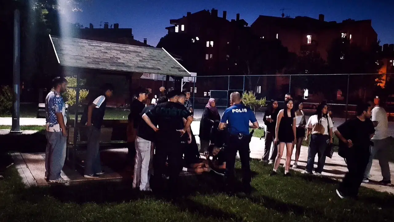 Parktaki Bıçaklı Saldırının Şüphelileri Yakalandı