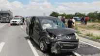 Otomobil ile Hafif Ticari Araç Çarpıştı: 2 Yaralı