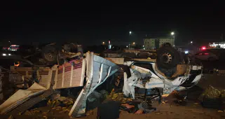 Otomobil kamyonetle çarpıştı: 4 yaralı