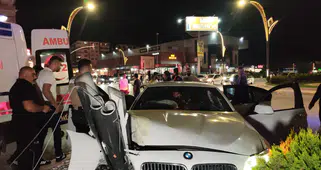 Otomobil aydınlatma direğine çarptı : 1 yaralı