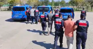 Lastiği patlayan hafif ticari araç devrildi: 3 yaralı