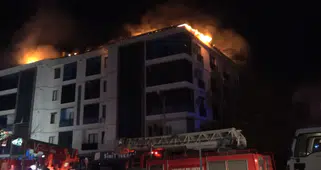 Aksaray’da 5 katlı binanın çatısı alevlere teslim oldu