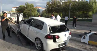 Aksaray'da İki Otomobil Kafa Kafaya Çarpıştı: 3 Kişi Yaralandı