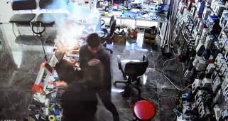 Tamire getirilen cep telefonunun bataryası patladı; o anlar kamerada