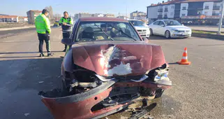 Otomobil ile hafif ticari araç çarpıştı: 1 yaralı