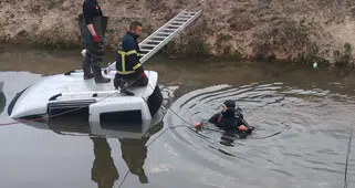 Hafif Ticari Araç Sulama Kanalına Düştü