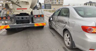 Beton Mikseri ile Otomobil Çarpıştı: Motosiklet Sürücüsü Yaralandı