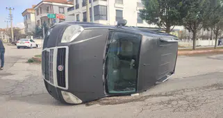 Hafif Ticari Araç İle Otomobil Çarpıştı: 2 Yaralı