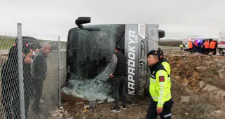 Aksaray’da tur otobüsünün şarampole devrildiği kazada 20 kişi yaralandı