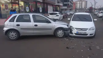 İki otomobil kavşakta çarpıştı: 2 yaralı