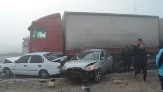 Tır, kırmızı ışıkta duran 4 araca çarptı