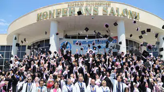 ASÜ Fen-Edebiyat Fakültesinde mezuniyet heyecanı yaşandı