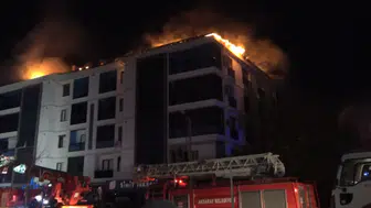 Aksaray’da 5 katlı binanın çatısı alevlere teslim oldu