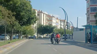 Zinciri kopan motosikleti ayağıyla itti