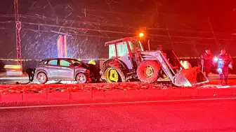 Traktör ile otomobil çarpıştı: 2 yaralı