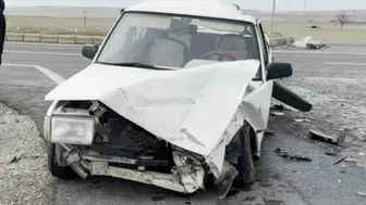 Tır devrildi; baba ile oğlu yaralı