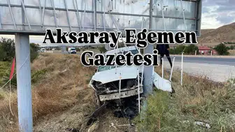 Otomobil reklam panosuna çarptı: Sürücünün burnu bile kanamadı