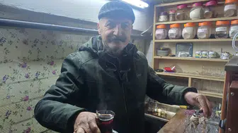 Emekli müzik öğretmeni, baba mesleği çaycılığı severek sürdürüyor
