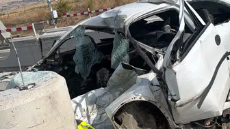 Otomobil, otoyol gişelerinin beton bariyerine çarptı: 1 ölü