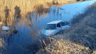 Sulama kanalına uçan otomobilin sürücüsü burnu bile kanamadan kurtuldu