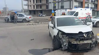 İki otomobil kavşakta çarpıştı: 1 yaralı