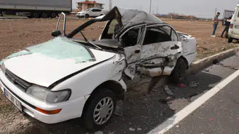 Otomobil ile kamyonet kavşakta çarpıştı: 1 ölü, 1 yaralı