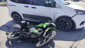 Motosiklet ile hafif ticari araç çarpıştı: 1 yaralı