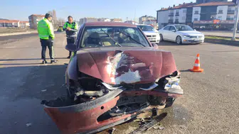 Otomobil ile hafif ticari araç çarpıştı: 1 yaralı