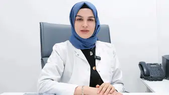 Belirtiler genellikle yaşamın ilk üç yılında fark edilir