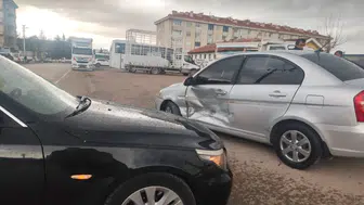 Aksaray’da iki otomobil çarpıştı: 1 yaralı