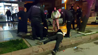 'Yan bakma' kavgası; 2 kardeş ile anneleri yaralandı