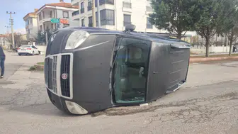 Hafif Ticari Araç İle Otomobil Çarpıştı: 2 Yaralı