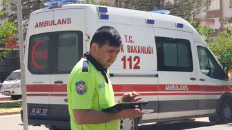 Otomobilin çarpıp kaçtığı motosiklet sürücüsü yaralandı