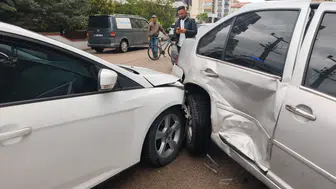 İki otomobil çarpıştı: 1 yaralı