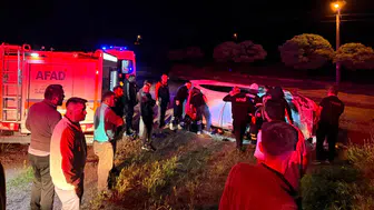 Otomobil Şarampole Devrildi: 3 Yaralı
