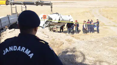 Toprak yığınına çarpan tır'ın şoförü öldü