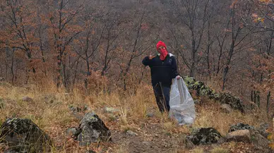 Hem hayvanları beslediler hem çöp topladılar