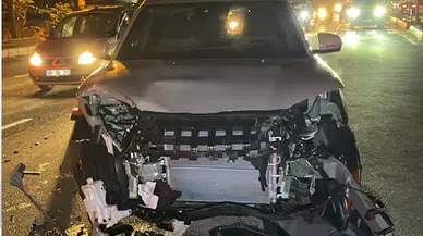 İki otomobil kavşakta çarpıştı: 2 yaralı