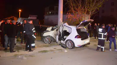 Otomobil Elektrik Direğine Çarptı: 2 Ağır Yaralı