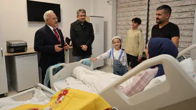 Aksaray Valisinden Öğretmenler Gününde 3. Çocuklarını kucağına alan Öğretmen çifte sürpriz ziyaret