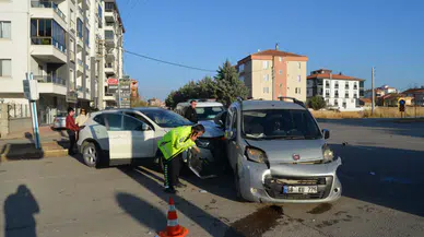 3 araç birbirine girdi: 1 yaralı