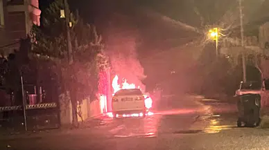 Aksaray’da park halindeki otomobil yangını cep telefonu kamerasında