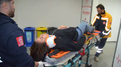 Otomobil şarampole devrildi: Anne ile kızı yaralandı