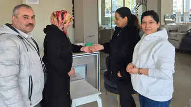 Pazarda bulduğu 80 bin lira değerindeki kolyeyi sahibine teslim etti